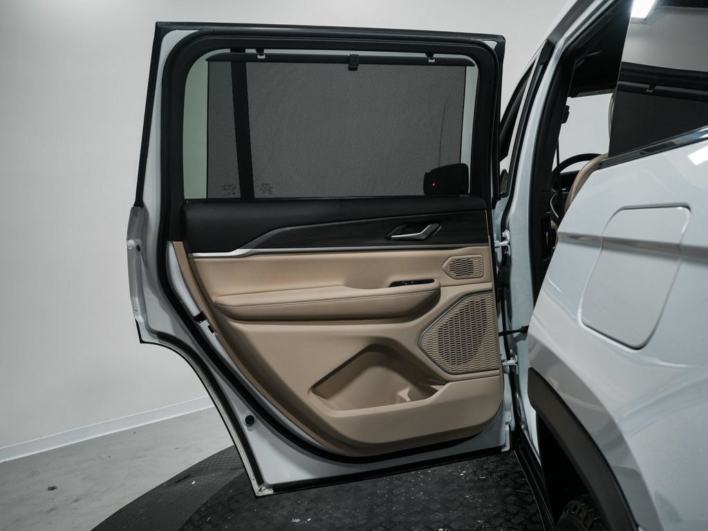 Used 2023 Jeep Grand Cherokee L Limited w/ Luxury Tech Group II AWD/4WD image 15