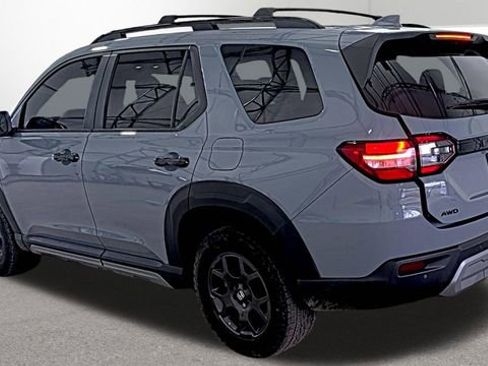 Used 2023 Honda Pilot TrailSport image 3