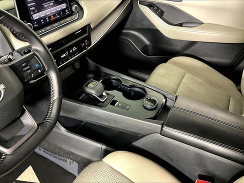 Certified 2025 Nissan Rogue SV AWD/4WD image 18