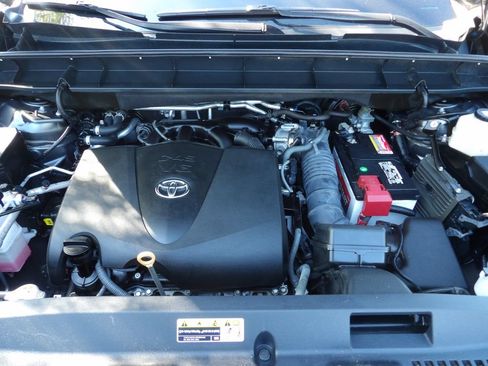 Used 2021 Toyota Highlander XLE FWD image 28