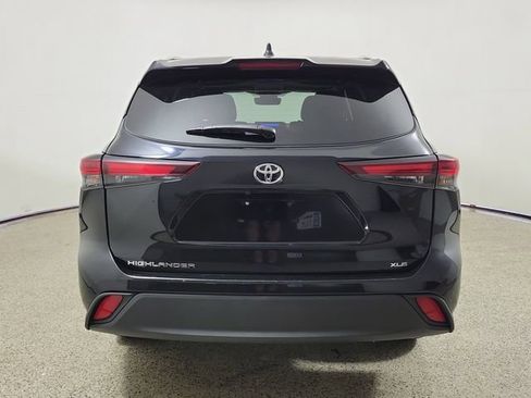 Used 2024 Toyota Highlander XLE FWD image 6