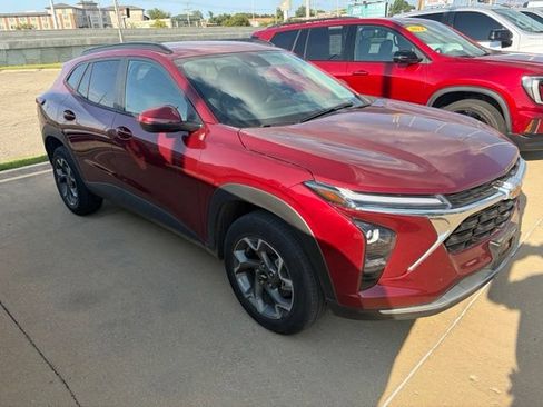 Used 2025 Chevrolet Trax LT w/ LT Convenience Package FWD image 1