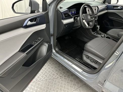 Certified 2024 Volkswagen Taos SE image 11