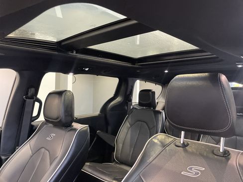 Used 2025 Chrysler Pacifica Limited FWD image 31
