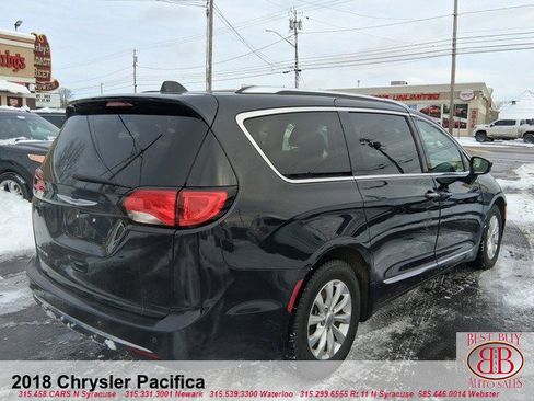 Used 2018 Chrysler Pacifica Touring-L image 3