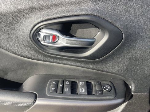 Used 2021 Jeep Cherokee Latitude Plus image 20