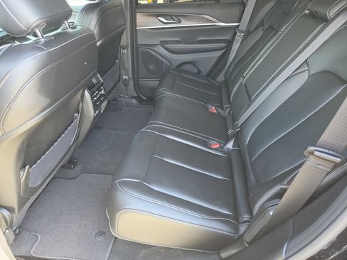 Used 2025 Jeep Grand Cherokee Limited AWD/4WD image 14