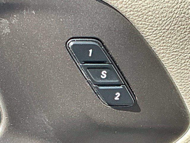 Used 2021 Chrysler Pacifica Touring-L FWD image 11