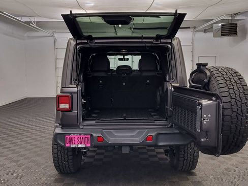 Used 2018 Jeep Wrangler Unlimited Sahara AWD/4WD image 18
