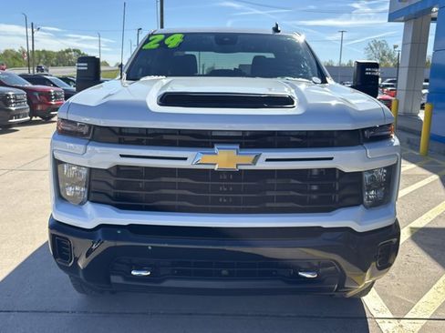 Used 2024 Chevrolet Silverado 2500 Custom w/ Custom Value Package AWD/4WD image 10