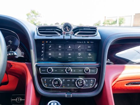 Used 2021 Bentley Bentayga AWD/4WD image 94