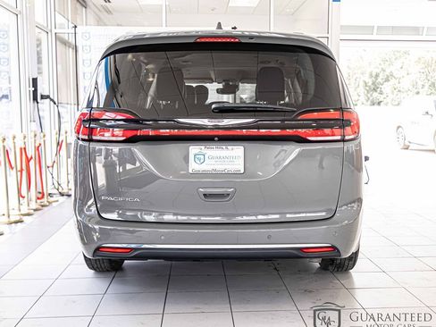 Used 2022 Chrysler Pacifica Touring-L image 15
