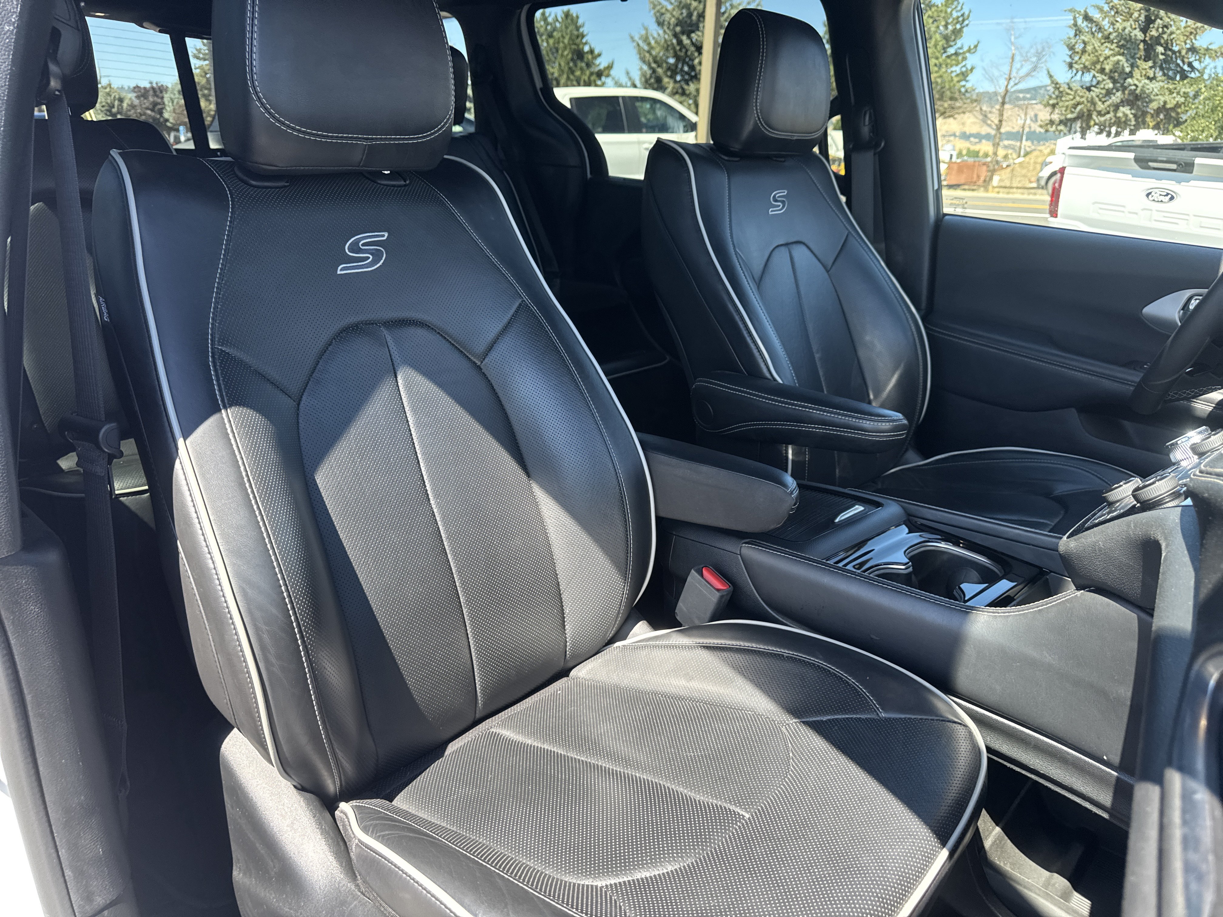Used 2025 Chrysler Pacifica Limited FWD image 32