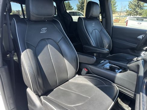 Used 2025 Chrysler Pacifica Limited FWD image 32