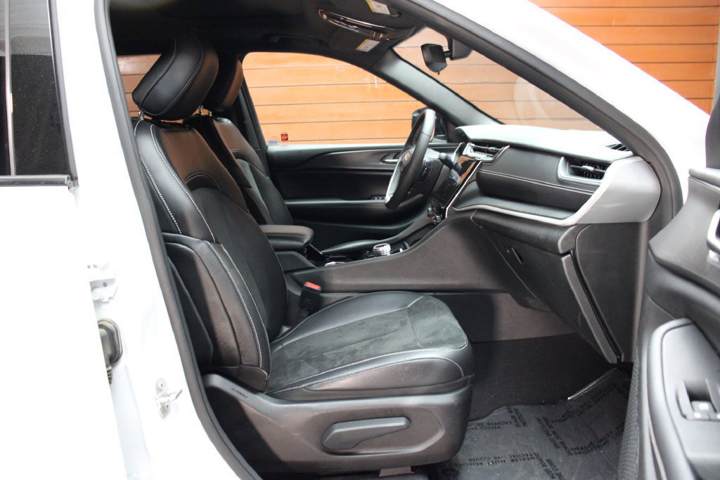 Used 2023 Jeep Grand Cherokee L Laredo RWD image 4