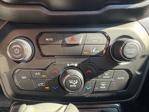 Used 2023 Jeep Renegade Latitude AWD/4WD image 35
