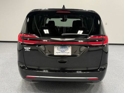 Used 2024 Chrysler Pacifica Touring-L FWD image 10