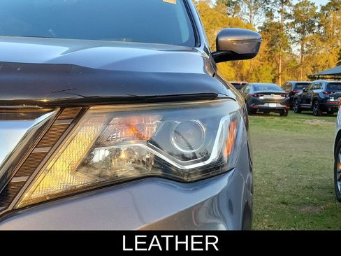 Used 2017 Nissan Pathfinder SV image 2