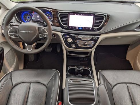 Used 2023 Chrysler Pacifica Limited image 12