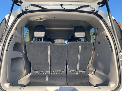 Used 2024 Chrysler Pacifica Limited image 11