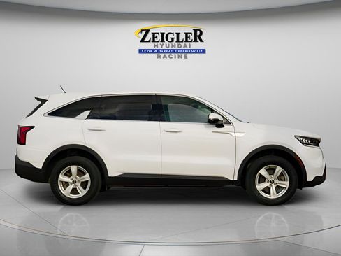 Used 2023 Kia Sorento LX AWD/4WD image 9