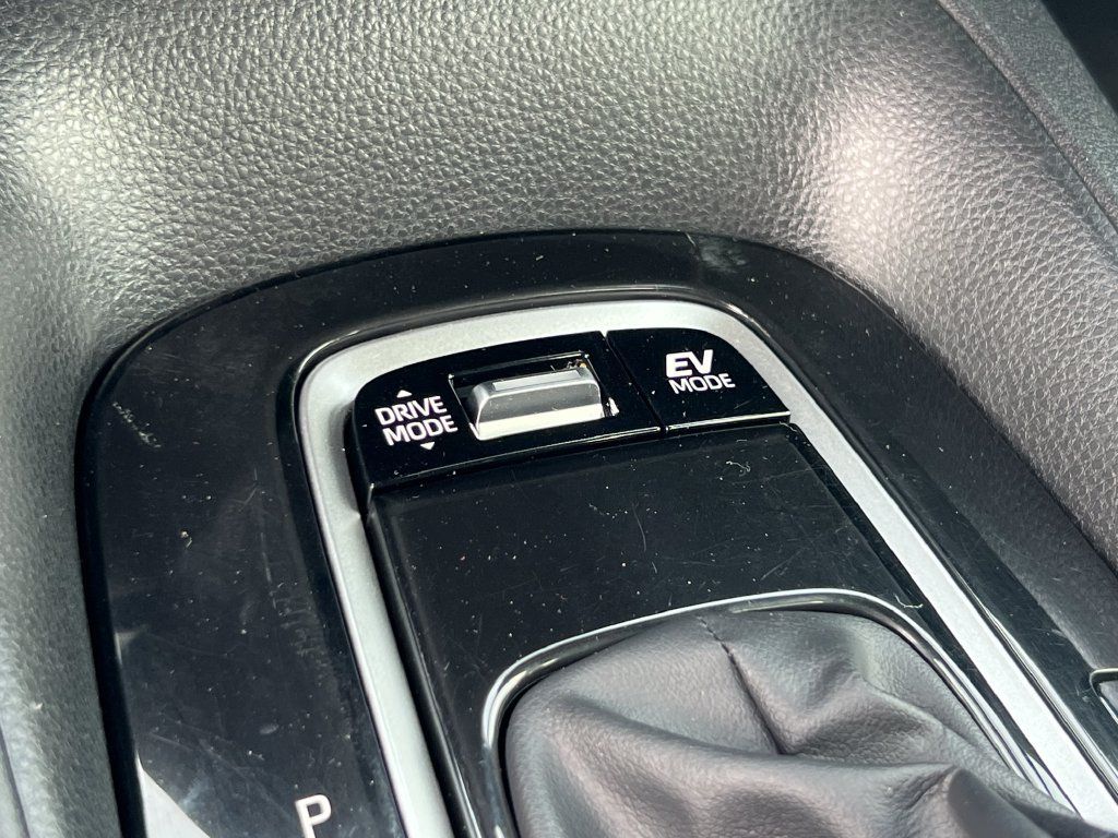 Used 2023 Toyota Corolla SE w/ SE Package FWD image 31