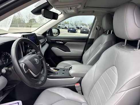 Used 2023 Toyota Highlander XLE image 13