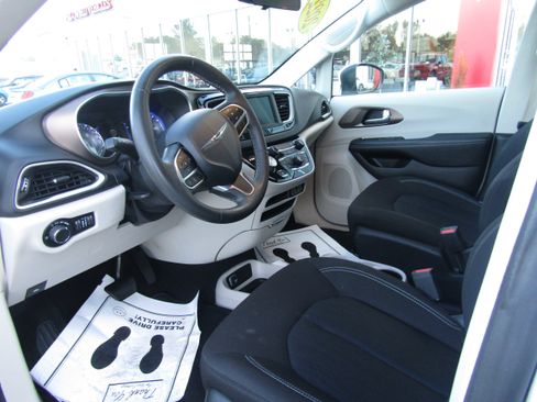 Used 2022 Chrysler Voyager LX image 9