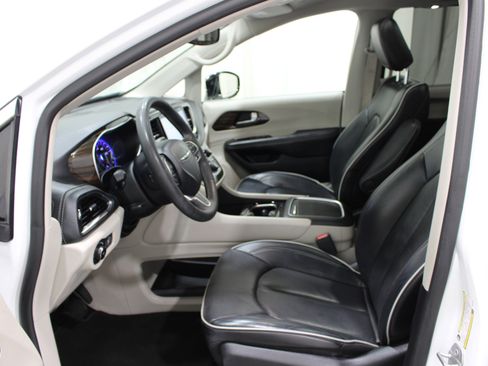 Used 2023 Chrysler Pacifica Limited FWD image 3
