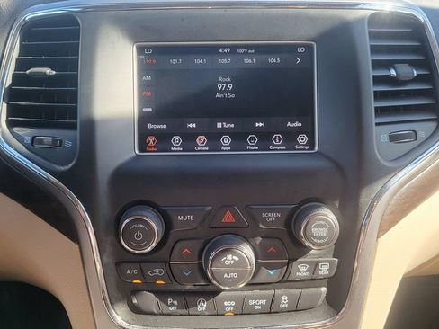 Used 2018 Jeep Grand Cherokee Laredo AWD/4WD image 35