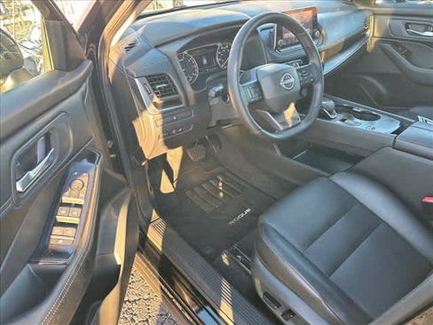 Used 2025 Nissan Rogue SV w/ SV Premium Package FWD image 9