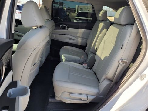 Used 2025 Kia Sorento EX w/ Panoramic Sunroof Package image 9