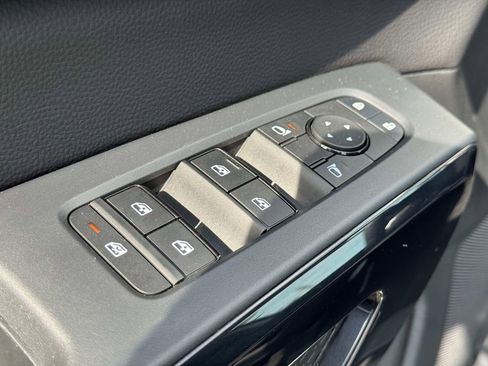 Used 2025 Nissan Pathfinder SV AWD/4WD image 17
