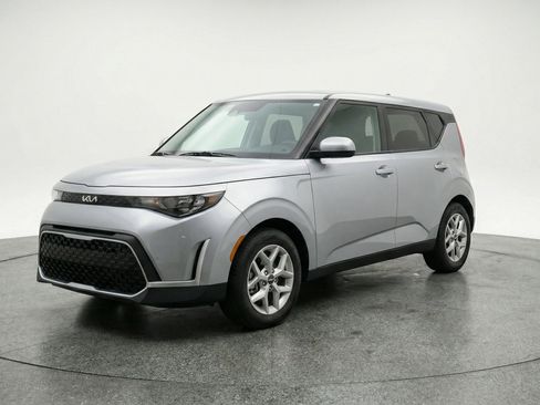 Used 2025 Kia Soul LX w/ LX Technology Package FWD image 3