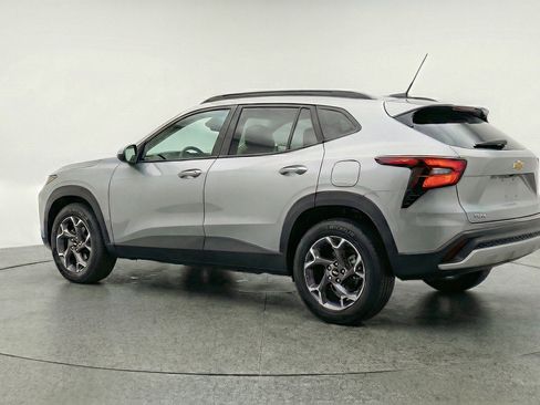 Used 2025 Chevrolet Trax LT w/ LT Convenience Package image 6