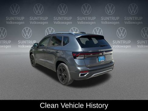 Used 2025 Volkswagen Taos SE FWD image 3