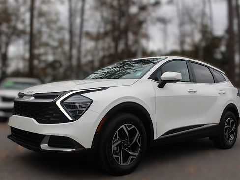 Certified 2024 Kia Sportage LX image 3