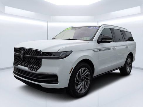 Used 2025 Lincoln Navigator Reserve AWD/4WD image 7