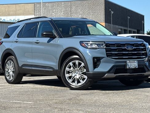 Used 2025 Ford Explorer Active w/ Active Comfort Package image 2