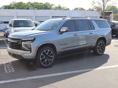 Used 2025 Chevrolet Suburban RST w/ Comfort Package image 5