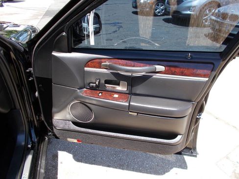 Used 2011 Lincoln Town Car Executive L RWD image 16