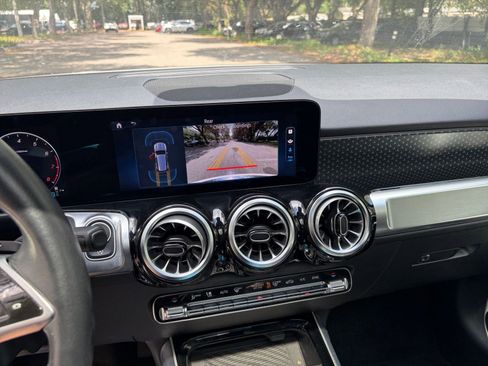 Used 2025 Mercedes-Benz GLB 250 image 25