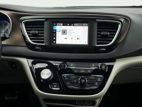 Used 2022 Chrysler Voyager LX FWD image 23