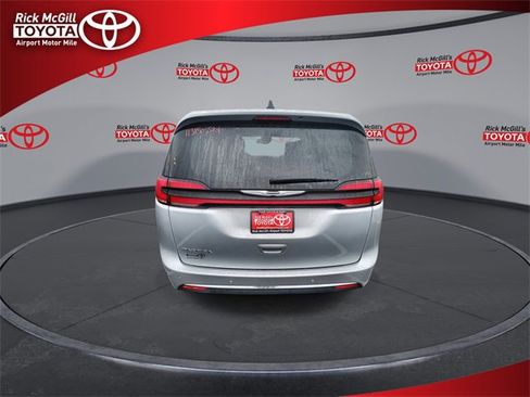 Used 2024 Chrysler Pacifica Touring-L image 7