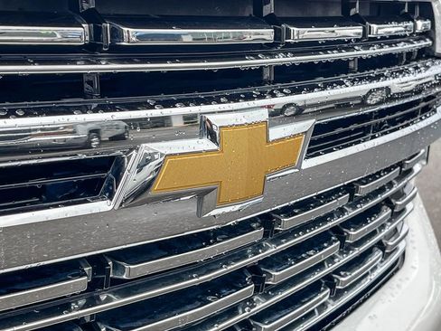 Used 2023 Chevrolet Suburban Premier image 12