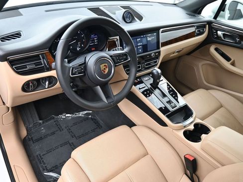Certified 2023 Porsche Macan image 4