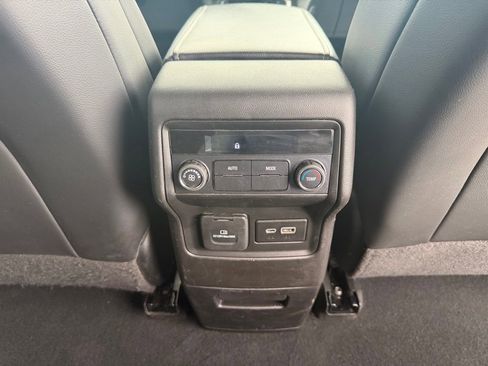 Used 2023 GMC Acadia SLT AWD/4WD image 30