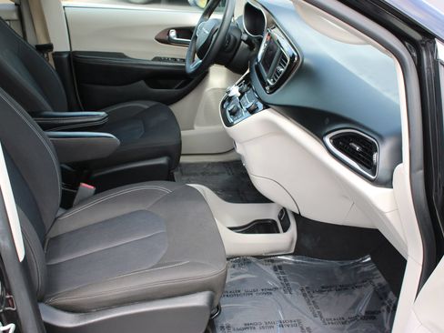 Used 2022 Chrysler Voyager LX FWD image 25