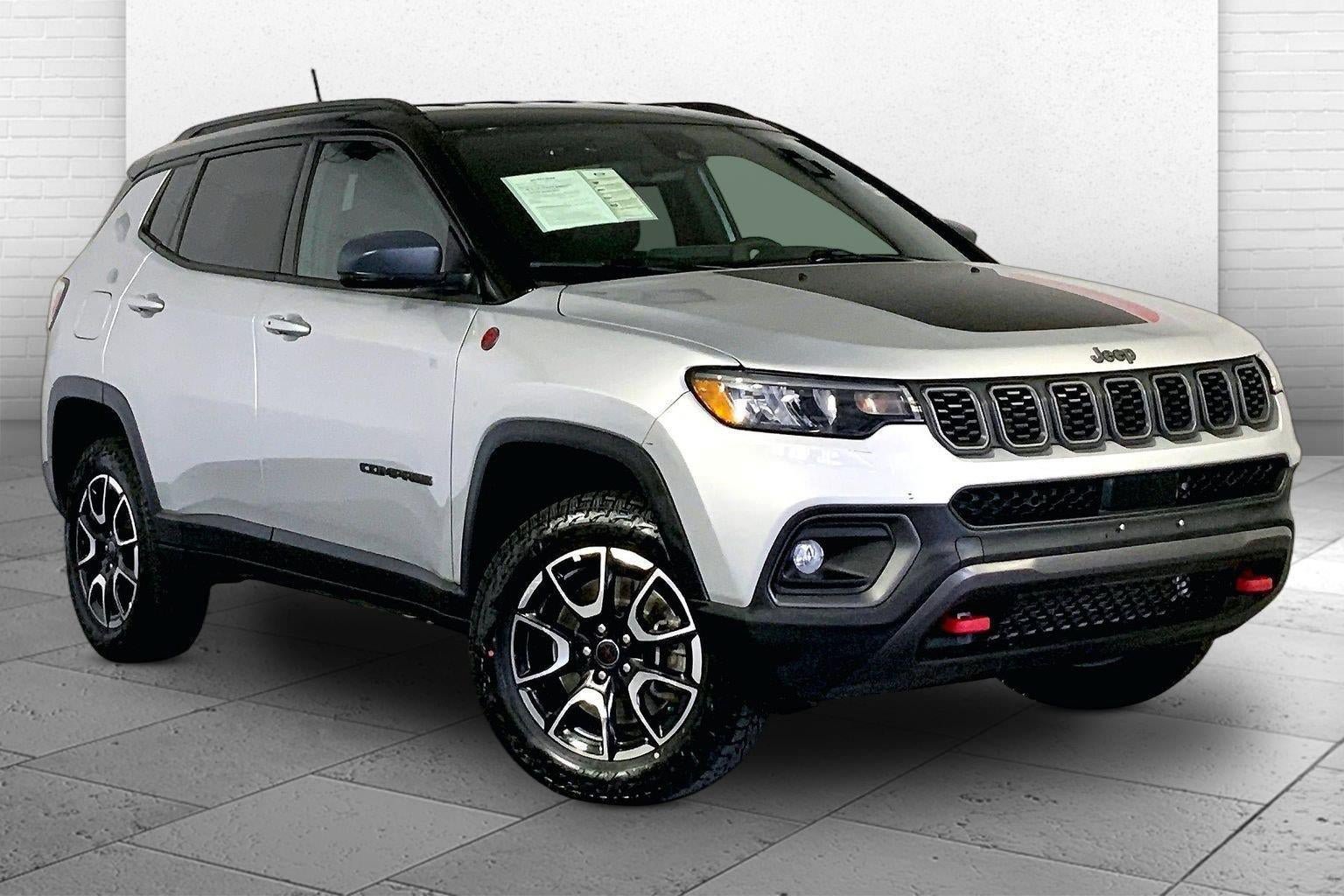 Used 2025 Jeep Compass Trailhawk w/ Trailer Tow Group AWD/4WD image 1