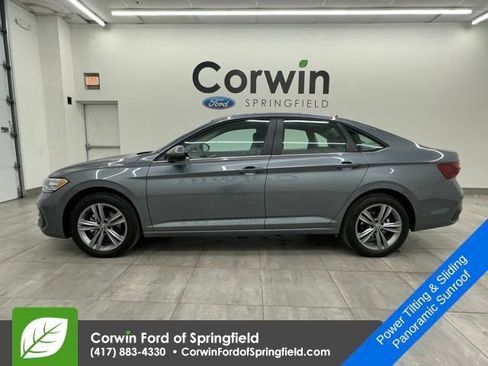 Used 2024 Volkswagen Jetta SE w/ Panoramic Sunroof Package image 2
